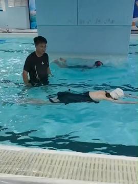 搞笑游泳视频,游泳视频里的欢乐瞬间大盘点